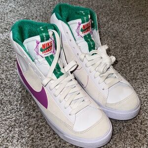 New
Kids 5.5 / woman’s 7
Nike Blazer Mid 77 SE Dance
White Fuchsia Dream (GS)